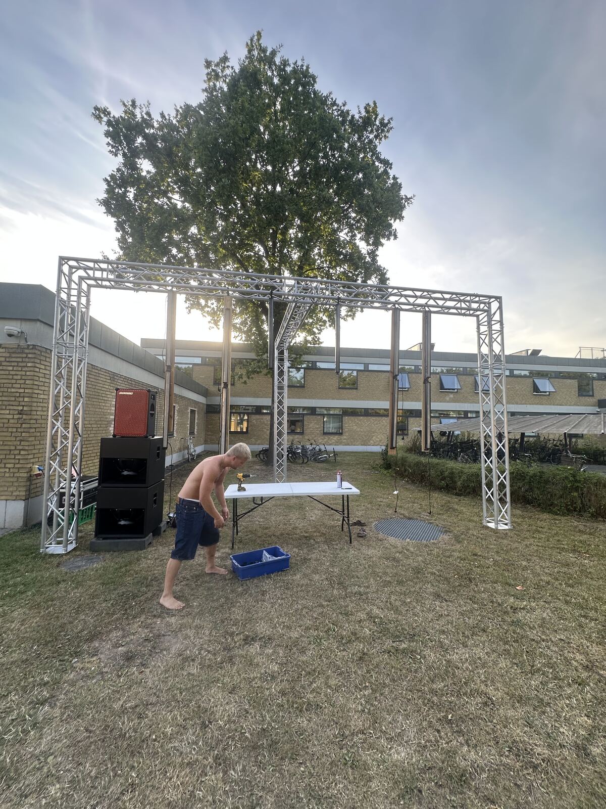 Truss rig going up